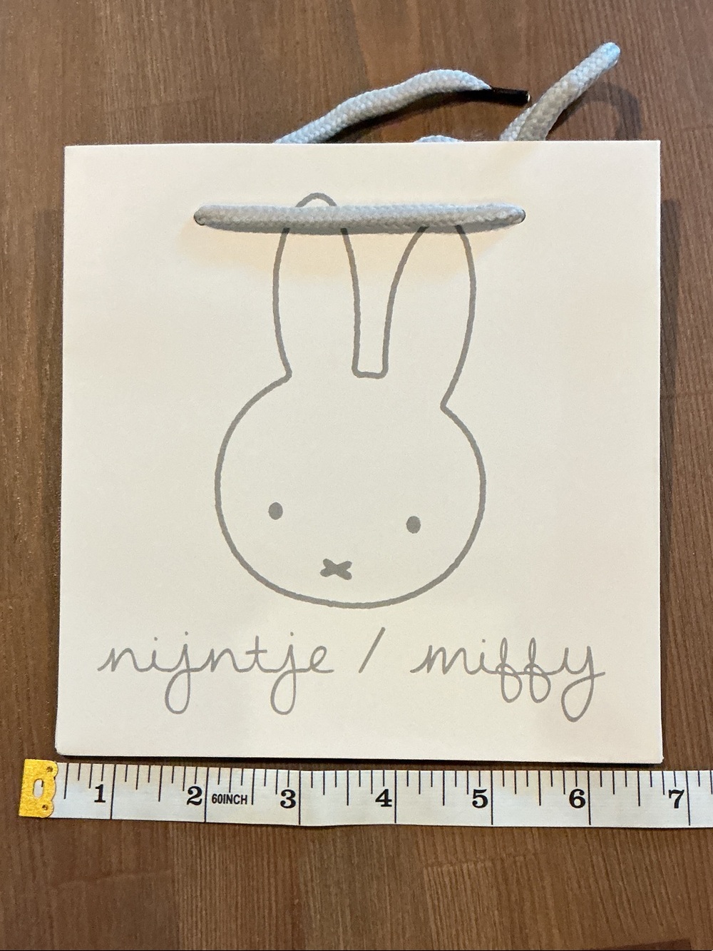 Nijntje x Miffy White Gift Bag with Gray Nijntje Illustration (small)